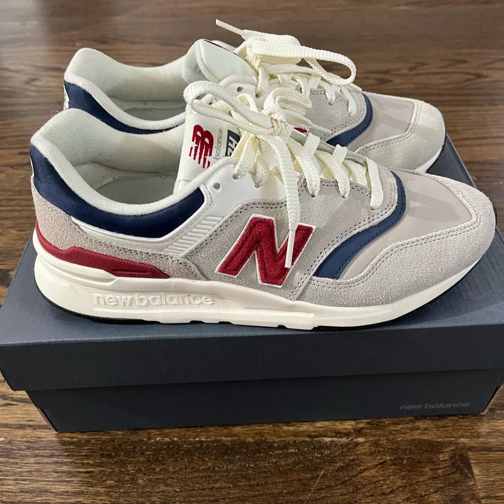New Balance Women's Classics 997H size 8